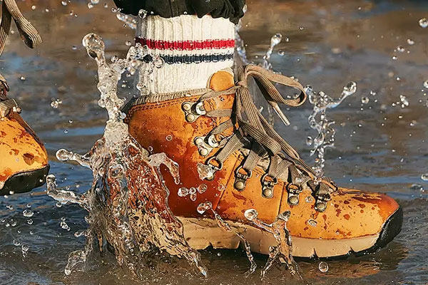 La différence entre les bottes imperméables et les bottes de pluie